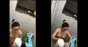 Quay lén nữ sinh nhà kề bên tắm