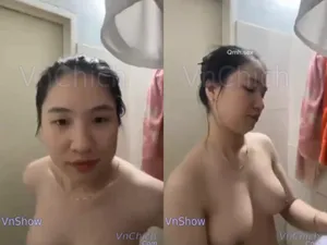 Gái vú bự, vừa call với cô bạn gái vừa tắm
