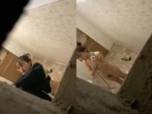 Quay lén cô bạn gái vú to tắm, khe lỗ lồn chảy nước ròng ròng